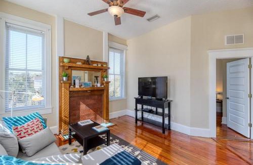 Springfield Apartment | Open & Bright - 5 min drive to TIAA Bank field