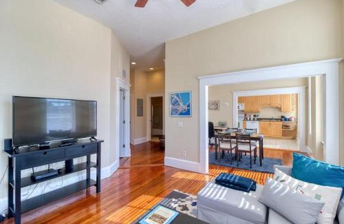 Springfield Apartment | Open & Bright - 5 min drive to TIAA Bank field