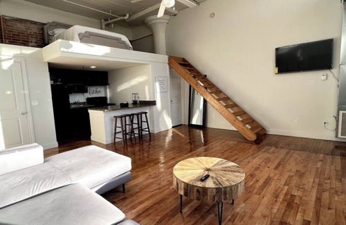 Detroit Apartment | Open Loft w/Water Bridge View 2mins to Dwntn