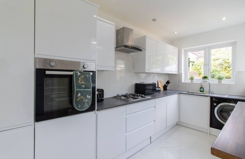 Portsmouth House | Open Mind Property - HotTub, 8 Beds & 2 Car Spaces
