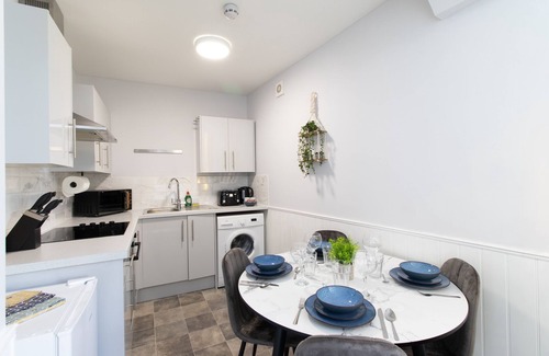 Portsmouth Apartment | Open Mind Property - Cosy Apartment with 3 Beds