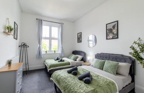 Portsmouth House | Open Mind Property - HotTub, 8 Beds & 2 Car Spaces