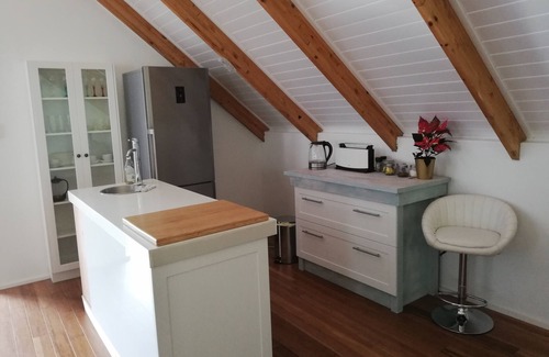 Claremont Cottage | Open plan cottage with swimming pool close to Kirstenbosch Gardens and beaches.