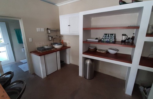 Claremont Cottage | Open plan cottage with swimming pool close to Kirstenbosch Gardens and beaches.