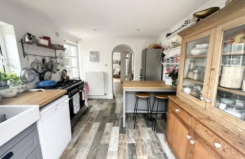 Camborne Cottage | Open plan country cottage with wood burner near beaches