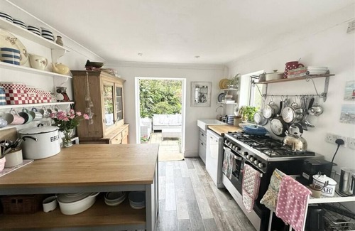 Camborne Cottage | Open plan country cottage with wood burner near beaches