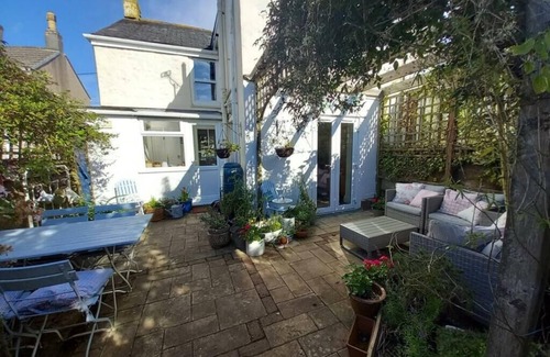 Camborne Cottage | Open plan country cottage with wood burner near beaches