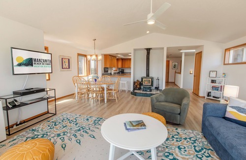 Manzanita House | Open, spacious, home with mountain views! Dog Friendly