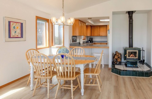 Manzanita House | Open, spacious, home with mountain views! Dog Friendly
