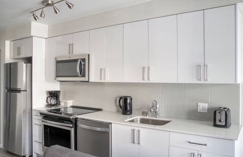 University District Apartment | Open U-District Studio w/Laundry, near Parks & Shops, by Blueground
