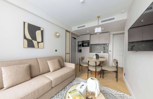 Chaussee-d'Antin Apartment | Opera -3 Bedroom/2 living rooms connecting apt.