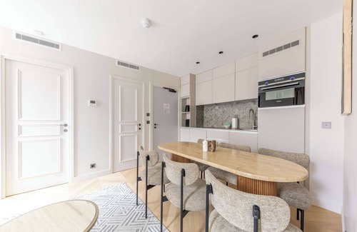 Chaussee-d'Antin Apartment | Opera -3 Bedroom/2 living rooms connecting apt.