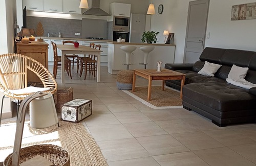 Menerbes Villa | Opposite one of France's most beautiful villages, fully renovated and close to tourist attractions