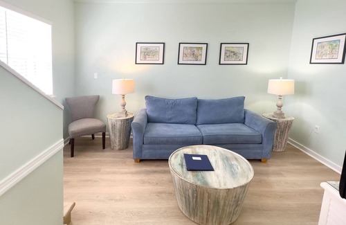 Downtown Cabin | Orange Blossom Suite | 1 bedroom 1 bath in steps off Duval