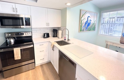 Downtown Cabin | Orange Blossom Suite | 1 bedroom 1 bath in steps off Duval