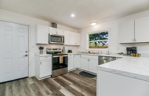 Southeast Pensacola House | Orange Crush - Sleeps 8, Pet Friendly