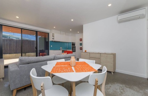 Marmion Apartment | Orange Ground · Sunset Apartments - Orange Ground - 100m to shops.