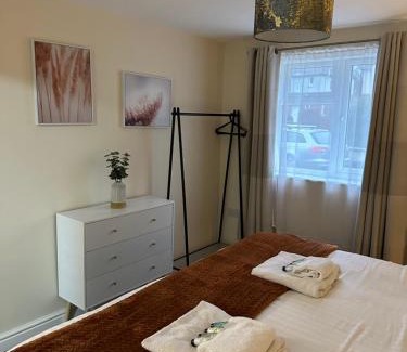 Shirley Apartment | Orange Lilly In Stroud With Free Parking