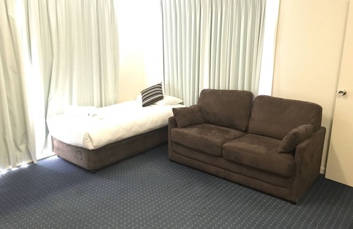 Orange East Hotel | Orange Motor Lodge