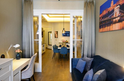 Inner City Budapest Apartment | ORANGEHOMES 4 bdrm apartment view to Synagogue