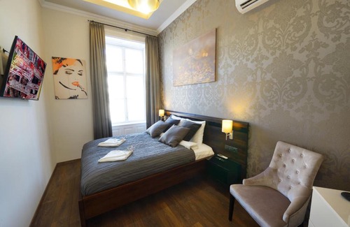 Inner City Budapest Apartment | ORANGEHOMES 4 bdrm apartment view to Synagogue