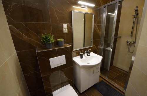 Inner City Budapest Apartment | ORANGEHOMES 4 bdrm apartment view to Synagogue