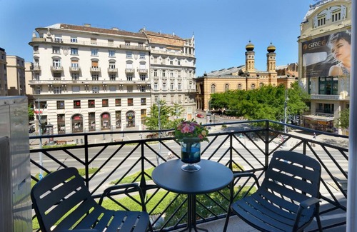 Inner City Budapest Apartment | ORANGEHOMES 4 bdrm apartment view to Synagogue