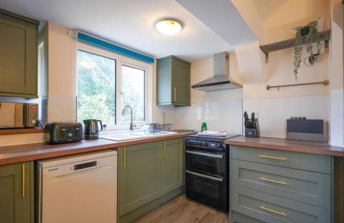 Great Billing House | Orchard Bungalow - Sleeps 10 - Close to Town Centre - Free Parking, Pool Table, Fast Wi-Fi and Smart TV with Netflix by Yoko Property