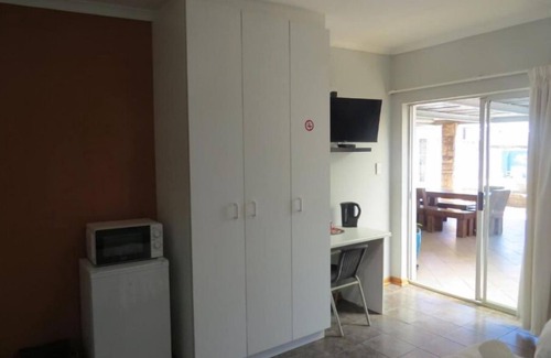 Fichardt Park Apartment | Orchard Guesthouse Deluxe Family Room with pool view