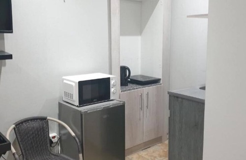 Fichardt Park Apartment | Orchard Guesthouse Deluxe Family Room with pool view