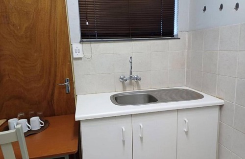 Fichardt Park Apartment | Orchard Guesthouse Deluxe Family Room with pool view