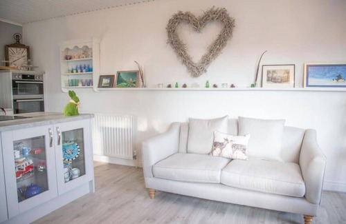 Richmond House | Orchard House, Richmond with hot tub, games room & parking