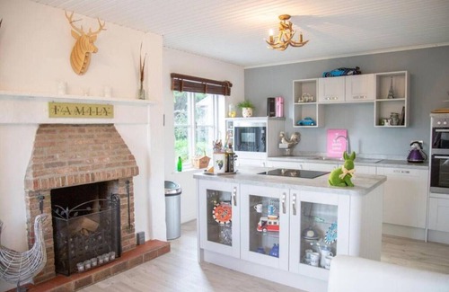 Richmond House | Orchard House, Richmond with hot tub, games room & parking