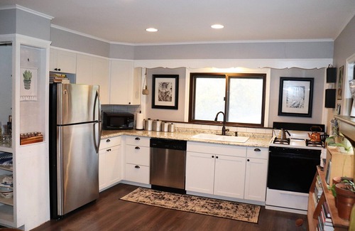 Marlboro Apartment | Orchard Keeper's Private Apt. - Entire Second Floor of 1873 Marlboro Farmhouse
