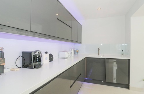 North Petherton Cottage | ORCHARD LEIGH, family friendly, with hot tub in North Petherton