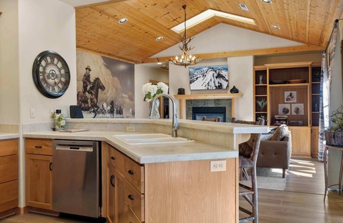Sisters House | Oregon Retreat for 12 – Hot Tub & Mountain Views!