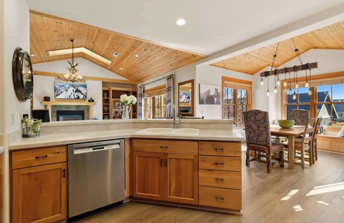 Sisters House | Oregon Retreat for 12 – Hot Tub & Mountain Views!