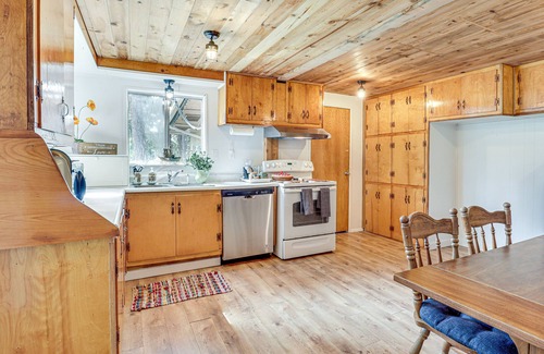 Gates Cabin | Oregon Vacation Rental ~ 1/2 Mi to Santiam River!