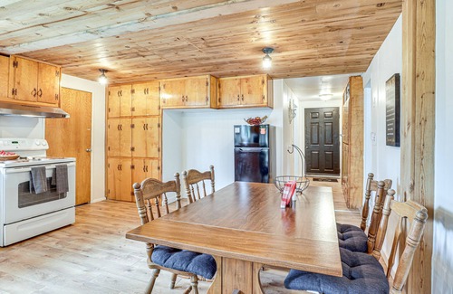 Gates Cabin | Oregon Vacation Rental ~ 1/2 Mi to Santiam River!