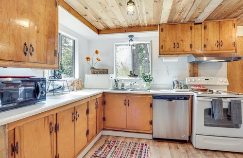 Gates Cabin | Oregon Vacation Rental ~ 1/2 Mi to Santiam River!