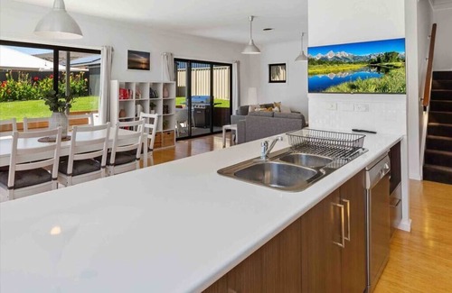 Sellicks Beach House | Oriana Grande 5BR Sleeps 14 Sea views, Playground