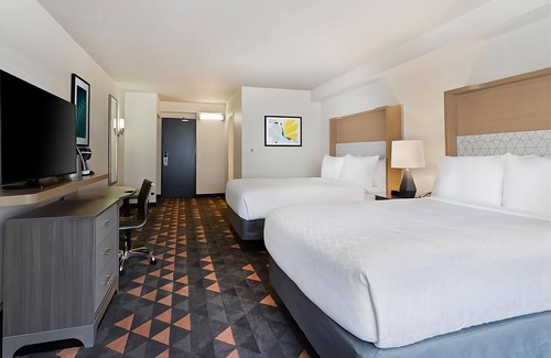 Florida Center Hotel | Orlando Dream Vacation! On-site Pool, Close to Universal Studios Orlando!