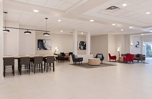 Florida Center Hotel | Orlando Dream Vacation! On-site Pool, Close to Universal Studios Orlando!