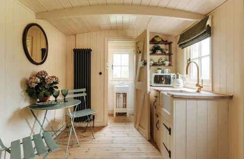 Great Yarmouth Ski Chalet | Ormesby Manor - Shepherd's hut Gardener