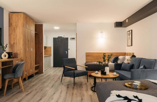Ursus Apartment | ORSO City Studio with king size bed and sofa
