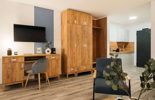 Ursus Apartment | ORSO Studio with king size bed and sofa