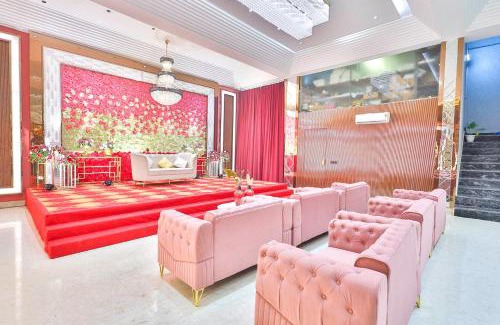 DLF Phase 5 Hotel | Orsom stays Sector 53