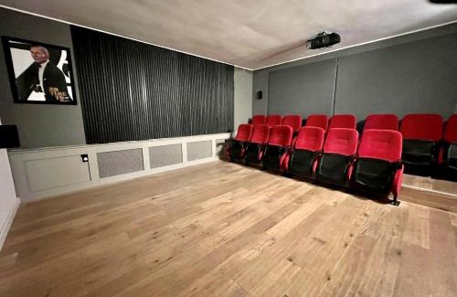 Backemoor House | Ostfriesland Ferien Villa - 24 Personen - Sauna, Whirlpool , Kino, und Bar