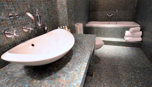 Drafaki Hotel | Ostraco Suites