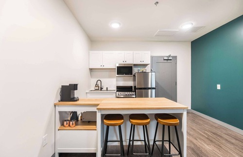 Macon Apartment | Otis & Etta-Inspired Stay | Spacious & Walkable